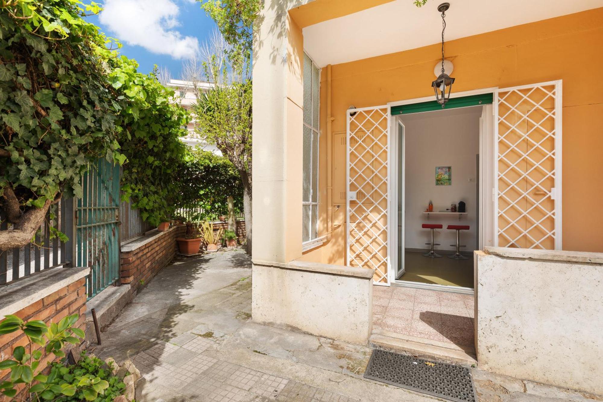 Apartment Garden Escape *